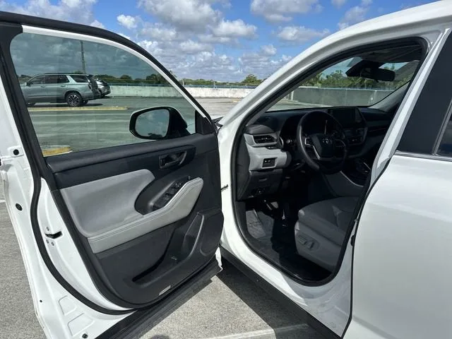 2023 Toyota Highlander L photo 22