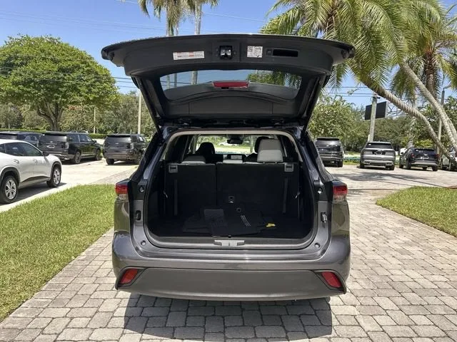 2024 Toyota Highlander LE photo 28