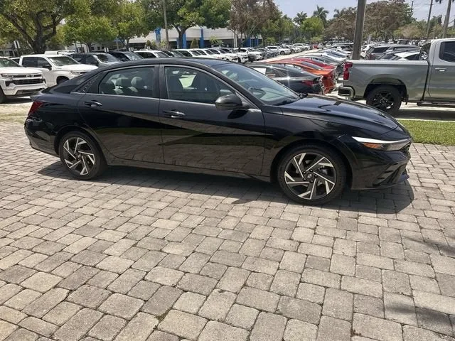 2025 Hyundai Elantra SEL Convenience photo 15