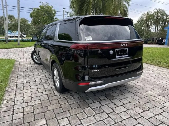 2024 Kia Carnival LX photo 12