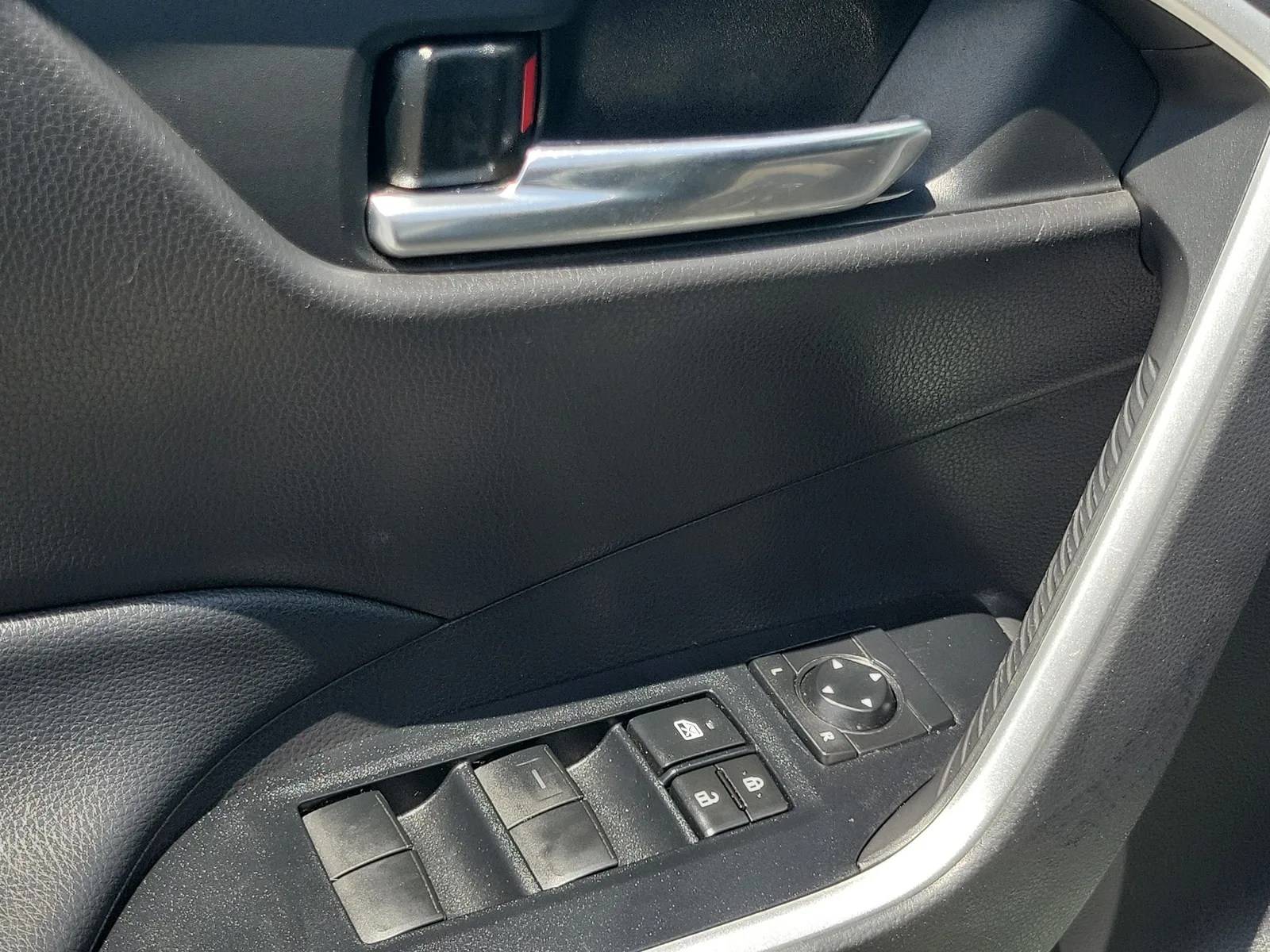 2021 Toyota RAV4 XLE photo 24