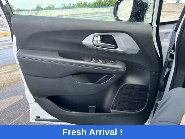2024 Chrysler Pacifica Touring photo 11