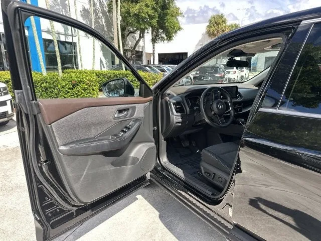2021 Nissan Rogue SV photo 22