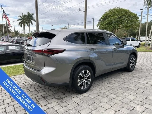 2025 Toyota Highlander LE photo 8