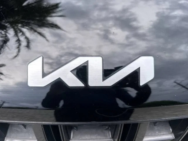 2024 Kia Carnival LX photo 10