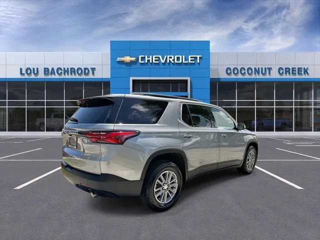 2023 Chevrolet Traverse LT Cloth photo 8