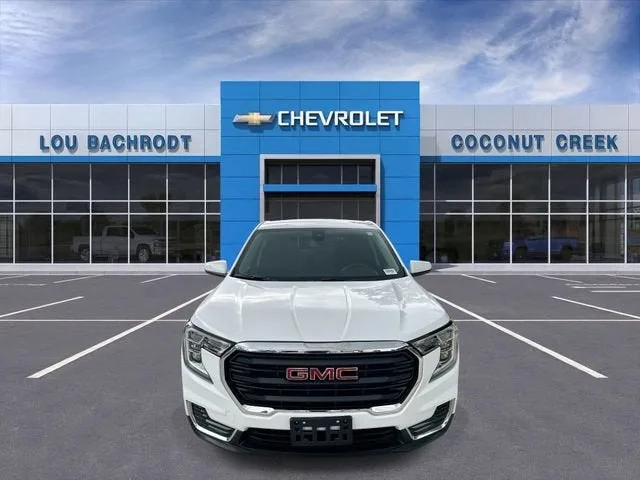 2024 GMC Terrain SLE photo 3