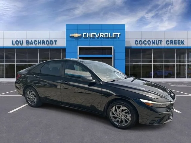 2024 Hyundai Elantra SEL photo 2