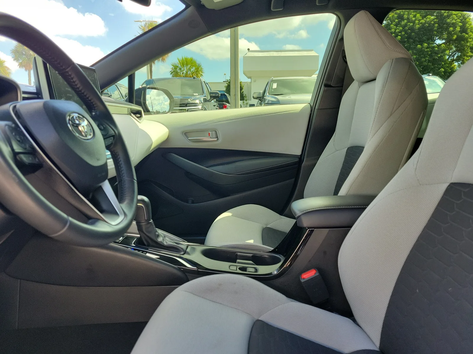 2025 Toyota Corolla Hatchback SE photo 21
