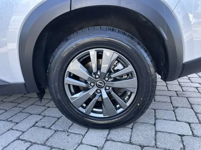 2025 Nissan Pathfinder SV photo 11