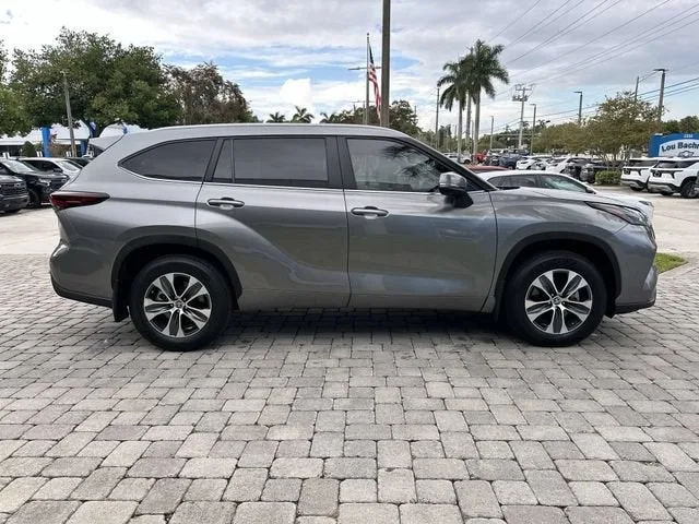 2025 Toyota Highlander LE photo 14