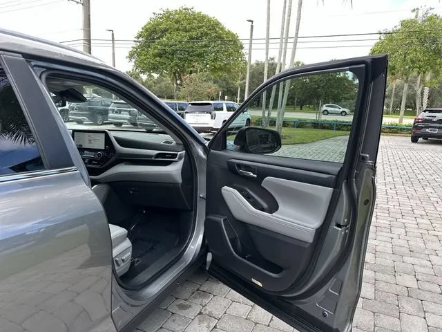 2025 Toyota Highlander LE photo 23