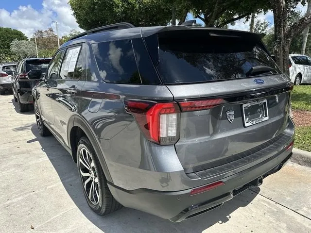 2025 Ford Explorer ST-Line photo 33