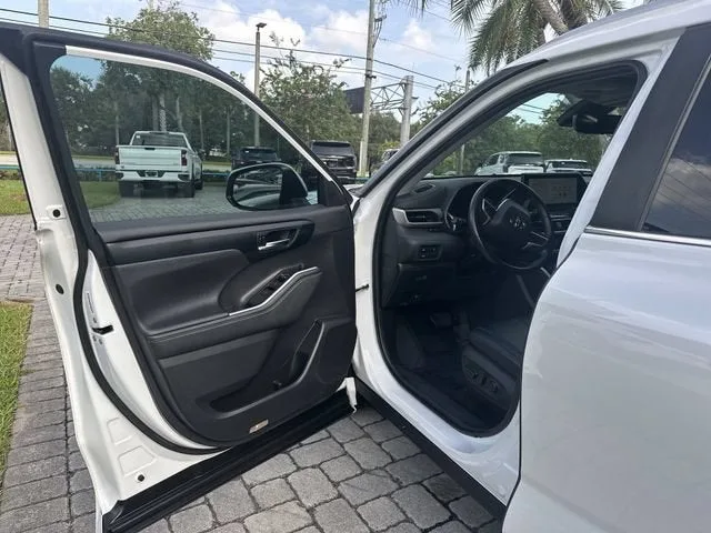 2024 Toyota Highlander LE photo 22