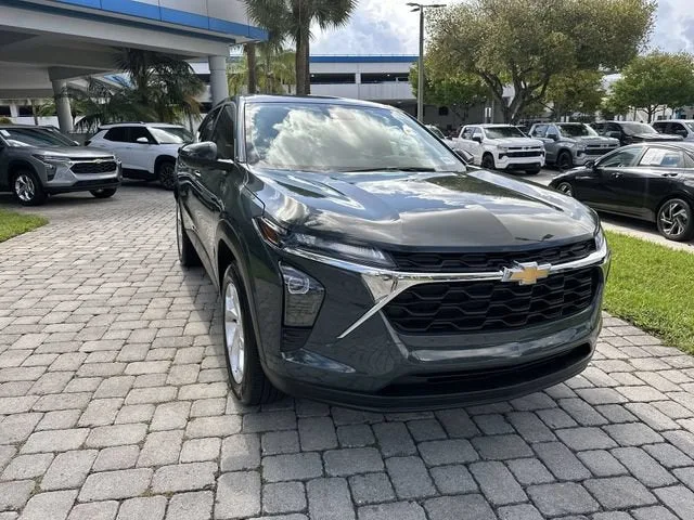 2025 Chevrolet Trax LS photo 17