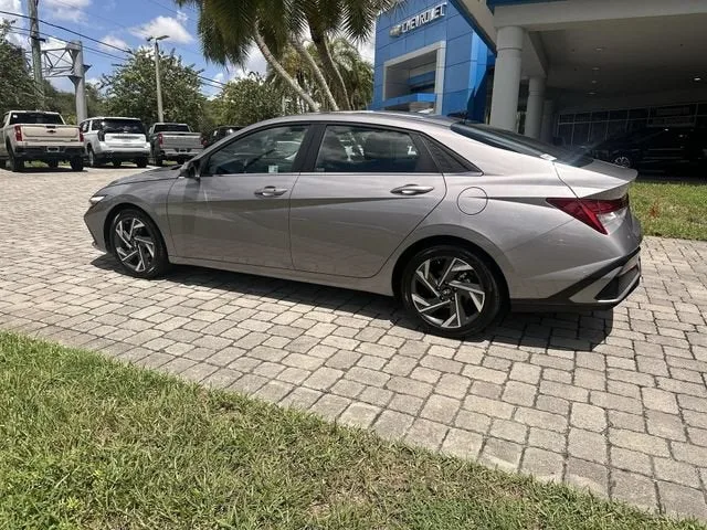 2025 Hyundai Elantra SEL Convenience photo 33