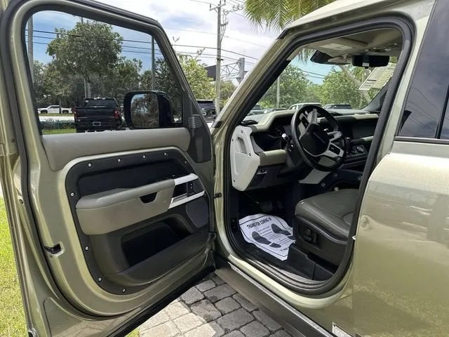 2020 Land Rover Defender HSE photo 22
