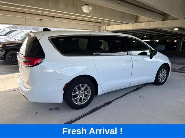 2024 Chrysler Pacifica Touring photo 15