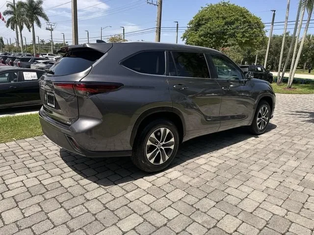 2024 Toyota Highlander LE photo 36
