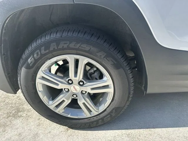 2024 GMC Terrain SLE photo 11