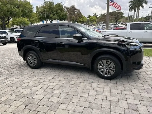 2025 Nissan Pathfinder S photo 15