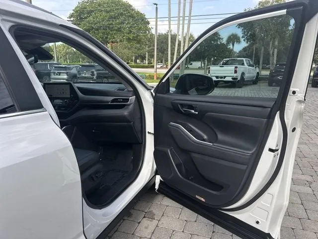 2024 Toyota Highlander LE photo 23