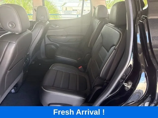2023 GMC Acadia Denali photo 3