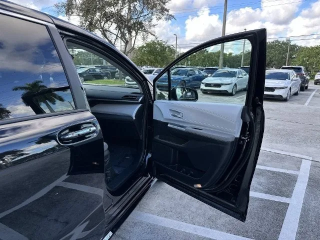 2026 Toyota Sienna XLE photo 23