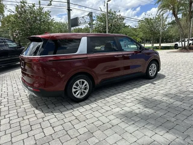 2024 Kia Carnival LX photo 18