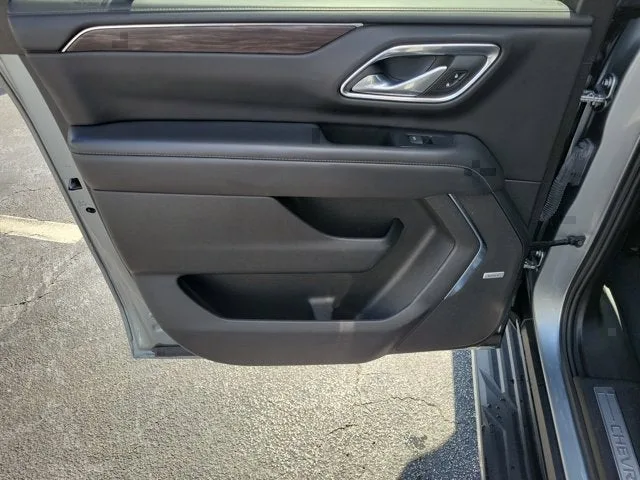 2024 Chevrolet Suburban LT photo 17
