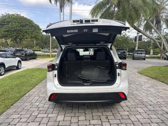 2024 Toyota Highlander LE photo 28