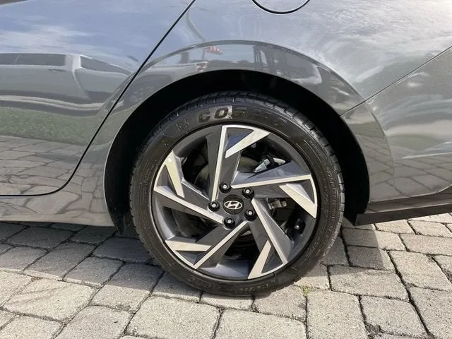 2025 Hyundai Elantra SEL Convenience photo 11