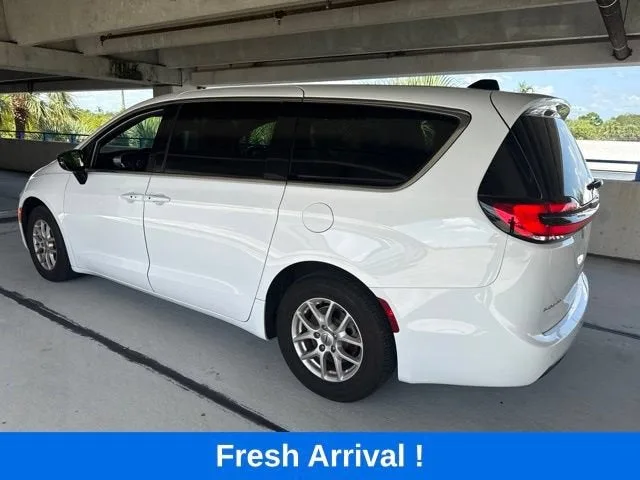 2025 Chrysler Pacifica Select photo 15
