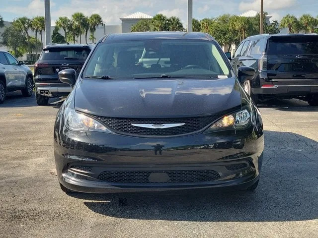 2023 Chrysler Voyager LX photo 8