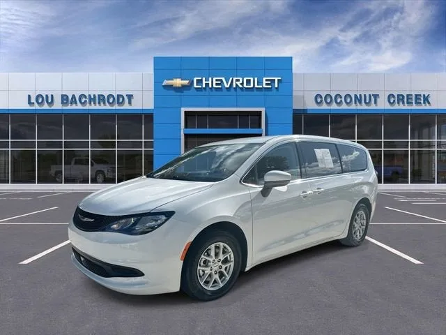 2023 Chrysler Voyager LX photo 4