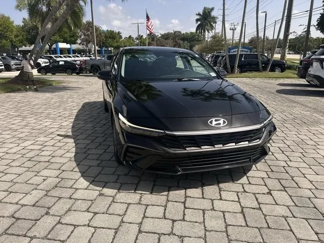 2024 Hyundai Elantra SEL photo 17