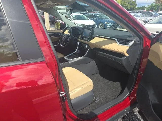2020 Toyota RAV4 XLE Premium photo 13