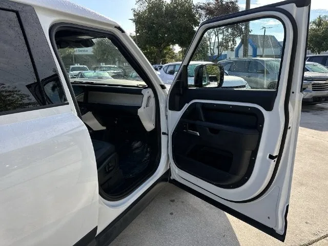 2025 Land Rover Defender S photo 23