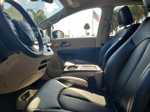 2024 Chrysler Pacifica Hybrid Select photo 19