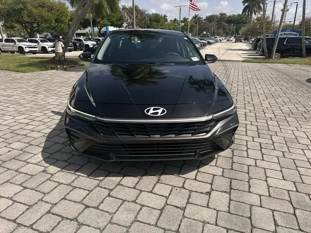 2024 Hyundai Elantra SEL photo 18
