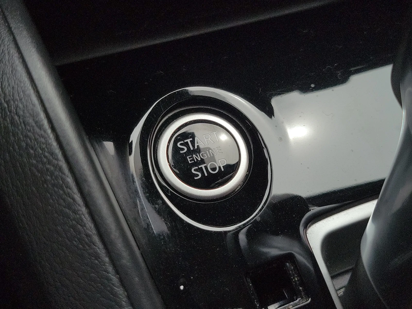 2025 Nissan Versa SR photo 28
