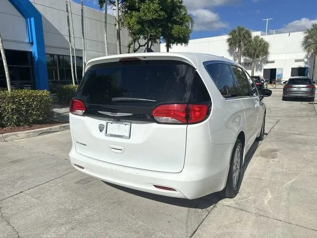 2023 Chrysler Voyager LX photo 38