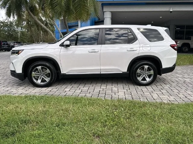 2024 Honda Pilot EX-L 7 Passenger photo 32