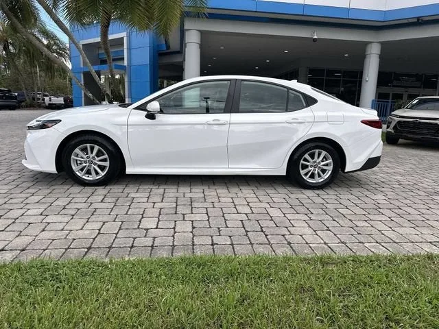 2025 Toyota Camry LE photo 32