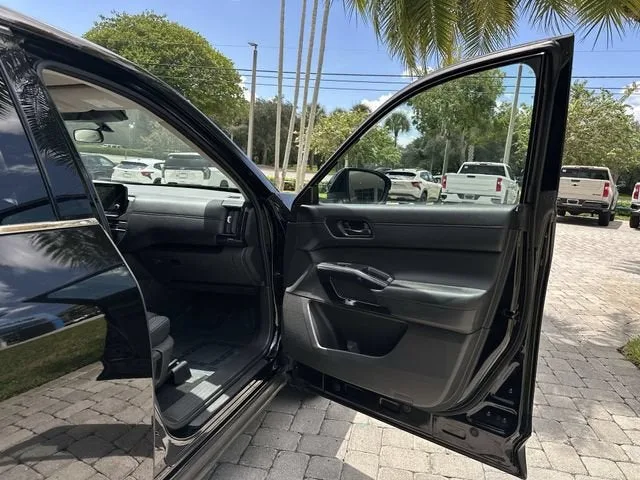 2025 Nissan Pathfinder S photo 23
