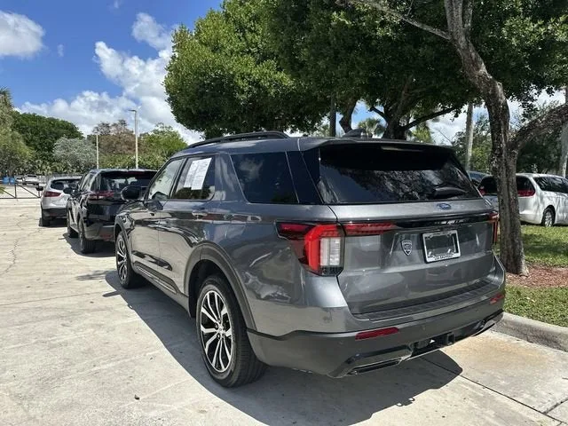 2025 Ford Explorer ST-Line photo 29