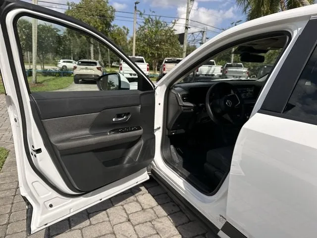 2025 Nissan Kicks SV photo 22