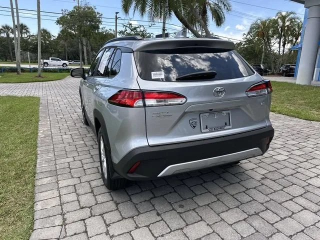 2023 Toyota Corolla Cross LE photo 32