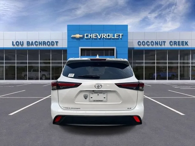 2024 Toyota Highlander LE photo 7