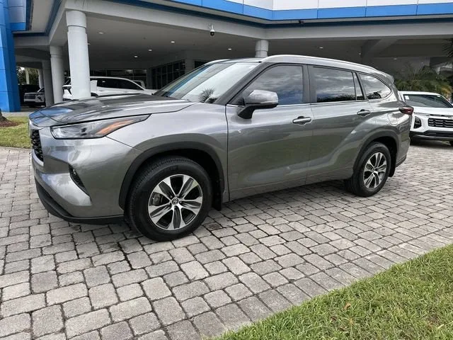 2025 Toyota Highlander LE photo 21
